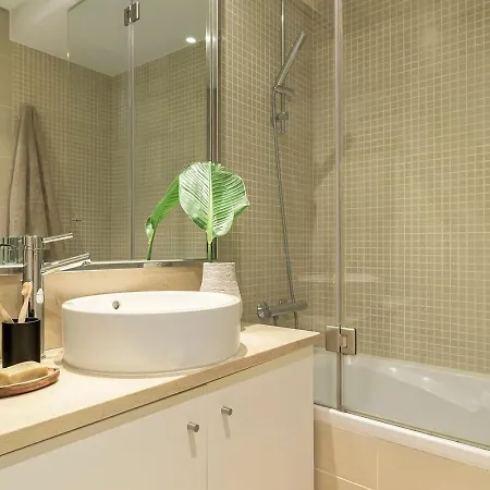 Апартаменти Karimata - 2 Bedrooms And Parking In Arroios Лісабон