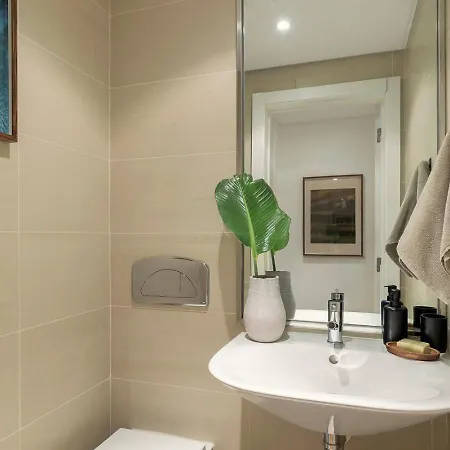Karimata - 2 Bedrooms And Parking In Arroios * ליסבון